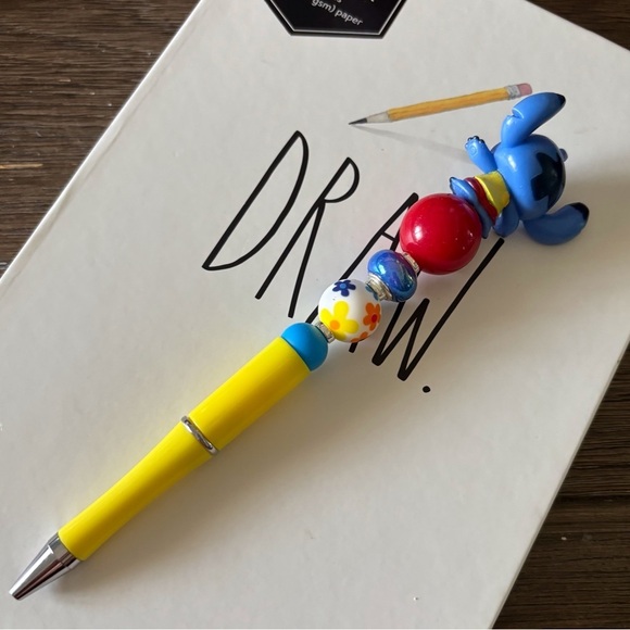 Disney Doorables: lilo & Stitch: Stitch summer handmade beaded pen - Picture 3 of 3